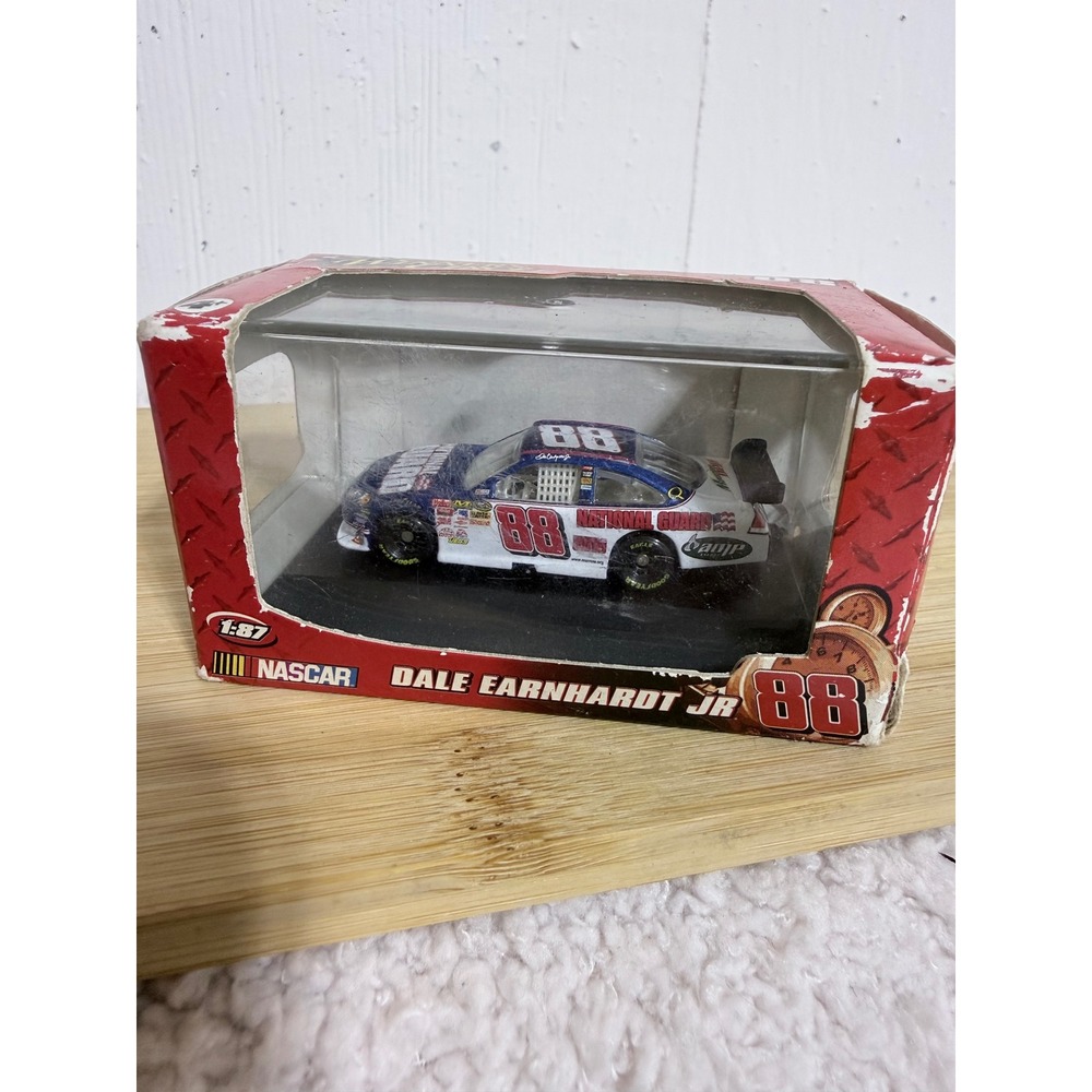 Winners Circle NASCAR 1:87 Dale Earnhardt Jr #88 National Guard Diecast Car